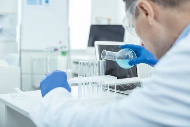Tüpler test etmek için profesyonel araştırmacı sıvı ekleme
