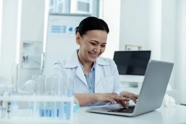 Alert forskare arbetar på hennes laptop i labbet — Stockfoto