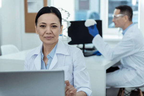 Geïnspireerd onderzoekers die werken in het lab — Stockfoto