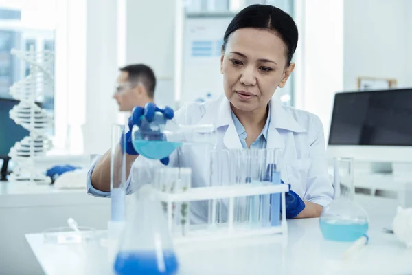 Cientista sério fazendo uma experiência importante — Fotografia de Stock