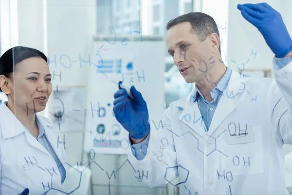 Cientistas felizes trabalhando em sua pesquisa — Fotografia de Stock