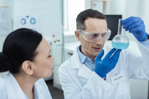 Content researchers making an experiment in the lab — Stock Photo, Image
