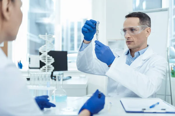 Koncentrované chytrý vědec drží zkumavky — Stock fotografie