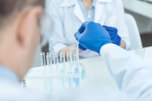 Cientista profissional realizando um experimento — Fotografia de Stock