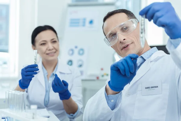 Doświadczonych naukowców pracujących w laboratorium — Zdjęcie stockowe