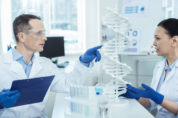 Профессиональные исследователи изучают биоинженерию в лаборатории
