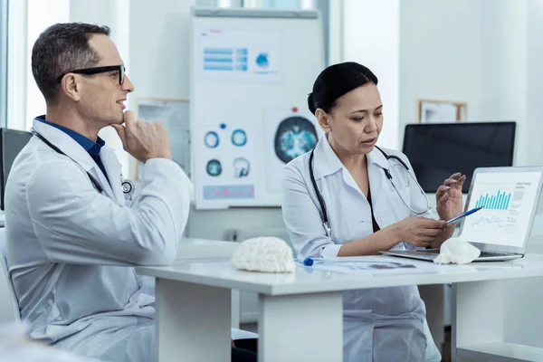 Médicos educados analisando dados em conjunto — Fotografia de Stock