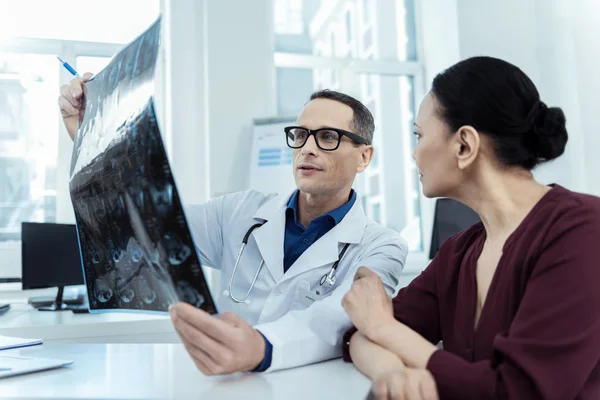 Médico profissional que realiza uma ressonância magnética — Fotografia de Stock