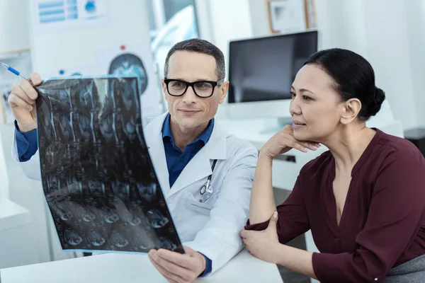 Angenehmer Neurologe bei der Arbeit mit seinem Patienten — Stockfoto