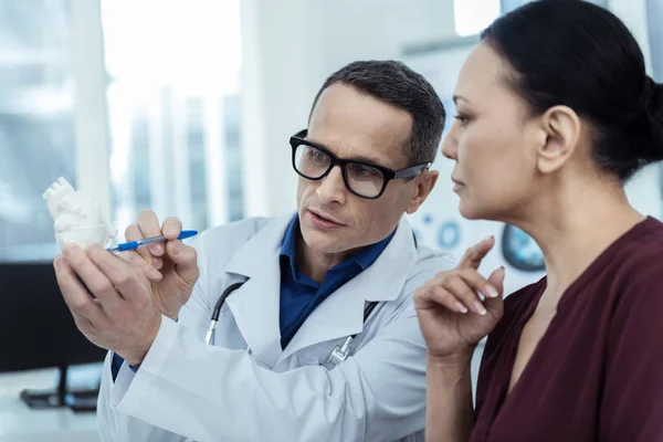 Cardiólogo profesional hablando con su paciente — Foto de Stock