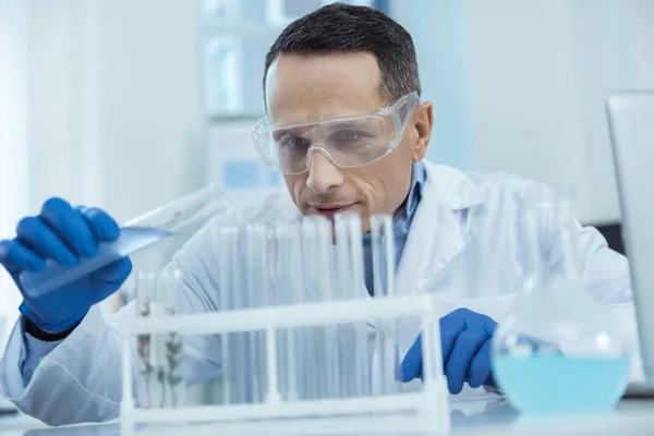 Cientista profissional trabalhando em um laboratório — Fotografia de Stock