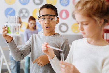 Sürpriz çocuk onun takım arkadaşı mix kimyasallar izlerken