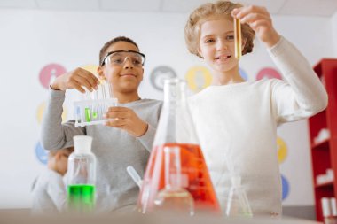 İyimser öğrenciler kimyasal deney sonucu kontrol