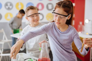 Neşeli öğrenciler kimyasal deney ile meşgul olmak