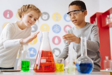 Kimyasal şişesi yayılan sıcaklık hissi keyifli okul