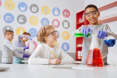 Onun sınıf arkadaşları deney sonucu notlar alarak hoş kız