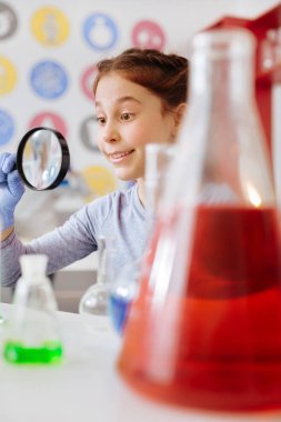 Kimyasallar, Büyüteç aracılığıyla seyir iyimser genç kız