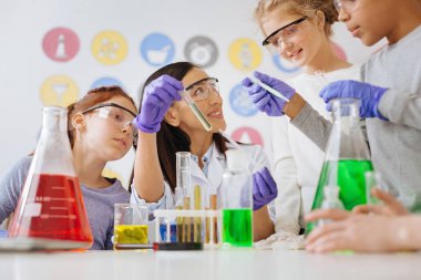 Öğretmen öğrencilerini gösterilen büyüleyici tüp ile kimyasal ajan