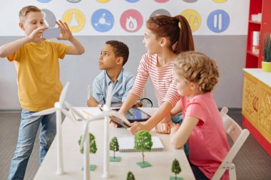 Hoş çocuk alarak fotoğraf onun Eko-proje arkadaşları