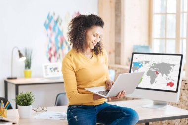 İlham startupper iş yerinde çalışma