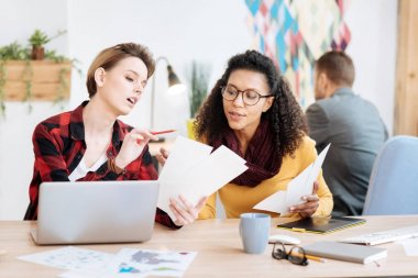 İlham kadınlar onların proje tartışıyor