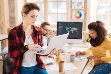 Onun çalışma arkadaşlarınızla ofisinde çalışan ciddi kadın