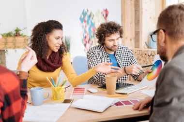 İlham işçiler iş ofiste tartışıyor