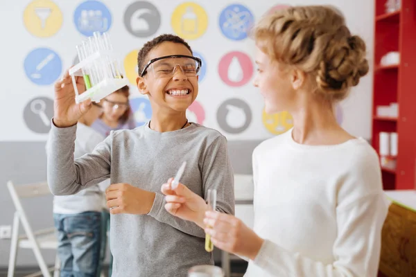 Reageerbuisjes aan zijn klasgenoot set vrolijke jongen weergegeven: — Stockfoto