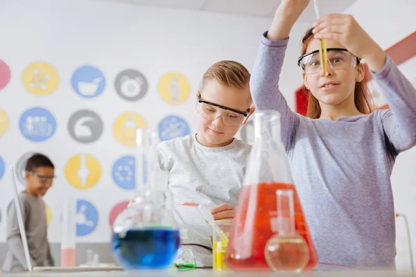 Pleasant classmates conducting chemical reaction at class — Stock Photo, Image