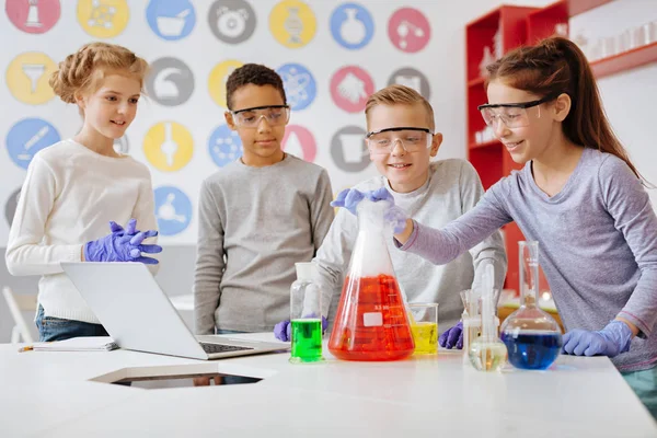 Grupp av skolbarn titta på kemisk reaktion pågår — Stockfoto
