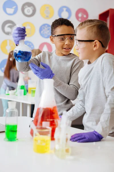 Két kellemes osztálytársai megvitatni a kémiai reakció — Stock Fotó
