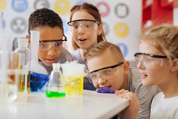 Grupo de colegas observando reação química com temor — Fotografia de Stock