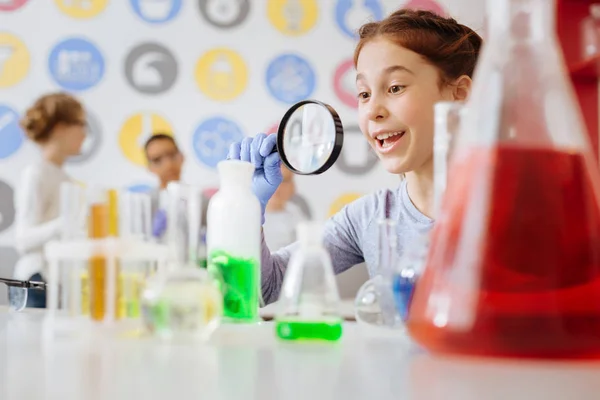 Menina feliz rindo contently enquanto assiste reação química — Fotografia de Stock