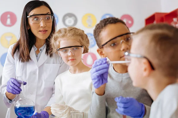 Kemilärare att vara orolig för fel åtgärder av hennes student — Stockfoto