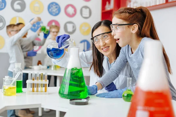 Insegnante ottimista e studente entusiasta di miscelare sostanze chimiche — Foto Stock