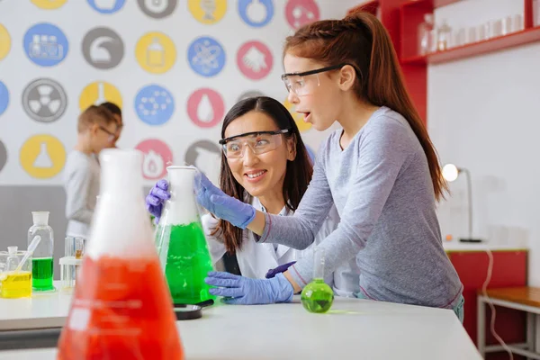 Profesor y estudiante sorprendidos siendo sorprendidos con reacción química — Foto de Stock