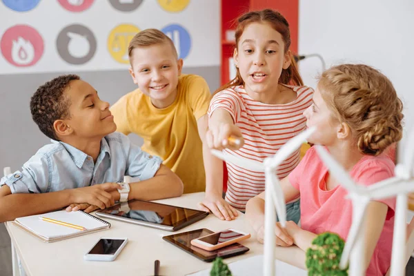 Estudiantes optimistas discutiendo fuentes de energía alternativas — Foto de Stock