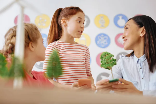 Söt skolflicka chattar med sin lärare om ekologi — Stockfoto