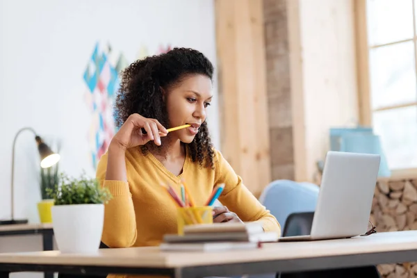 Skoncentrowane freelancer pracuje na jej laptopie — Zdjęcie stockowe