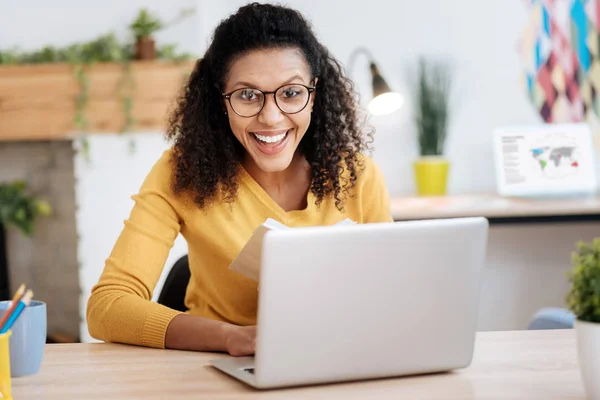 Glada affärskvinna arbetar på sin laptop — Stockfoto