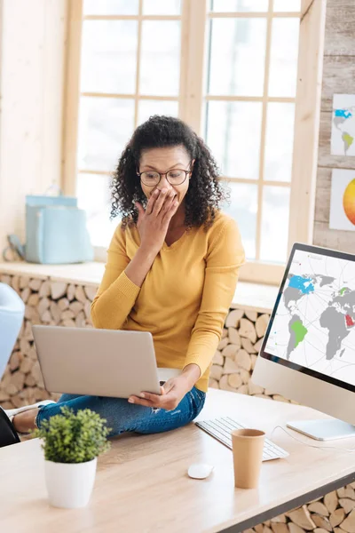 Überrascht freudige Frau, die an ihrem Projekt arbeitet — Stockfoto