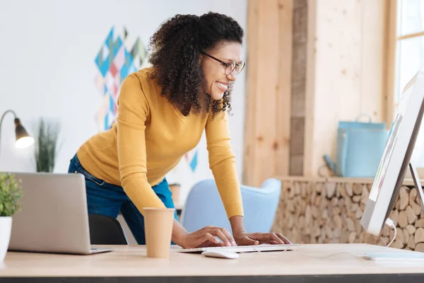 Freudige Frau arbeitet an ihrem Projekt — Stockfoto