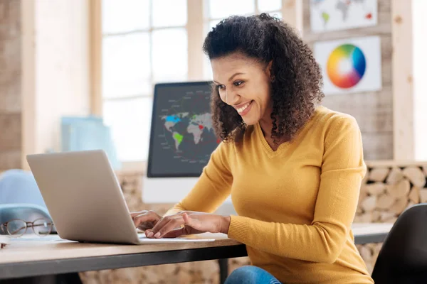 Zufriedene Startuperin arbeitet an ihrem Laptop — Stockfoto