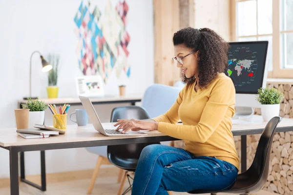 Glada startupper arbetar på hennes laptop — Stockfoto