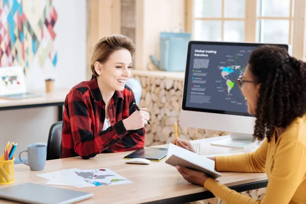 Glada kvinnor diskuterar sitt arbete — Stockfoto