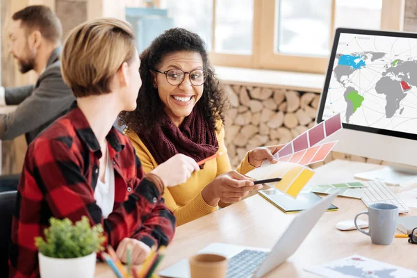 Alert kvinna diskuterar arbetet med hennes medarbetare — Stockfoto