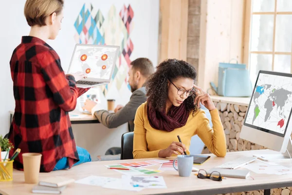 Mujer decidida a trabajar con sus colegas en un proyecto — Foto de Stock