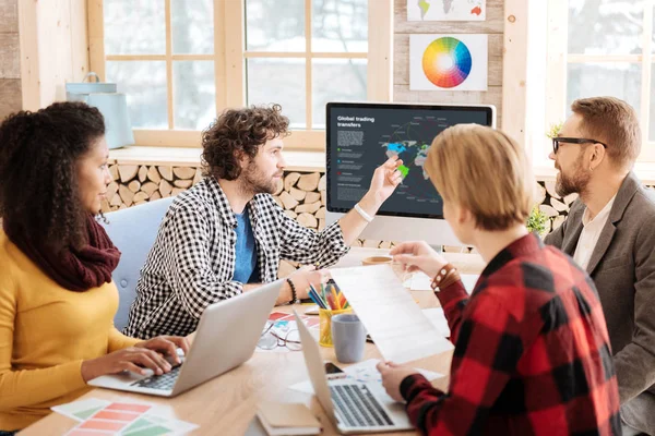 Trabajadores profesionales discutiendo trabajo en la oficina — Foto de Stock