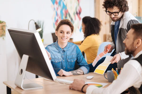 Alerta mujer reportando resultados de trabajo a sus colegas — Foto de Stock