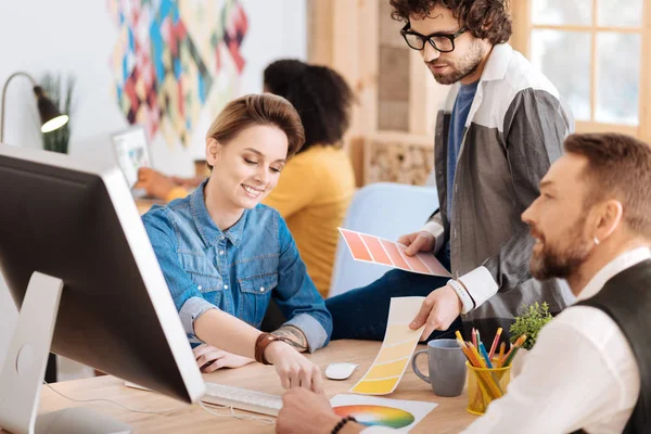 Mujer contenta trabajando junto con sus colegas — Foto de Stock